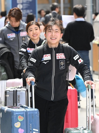 関係者らの姿を見て笑顔で駆け出す坂本花織。後ろは千葉百音＝３１日午後、関西空港（撮影・大田将之）