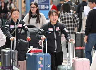 関係者らの姿を見て笑顔で駆け出す坂本花織。左は千葉百音＝３１日午後、関西空港（撮影・大田将之）