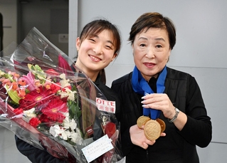 幼少期から指導を仰いだ中野園子コーチに金メダルをかける坂本花織＝３月３１日午後、大阪府泉佐野市の関西空港（撮影・大田将之）