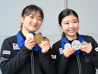 メダルを手に笑顔の坂本花織（左）と千葉百音＝３月３１日午後、大阪府泉佐野市の関西空港（撮影・大田将之）