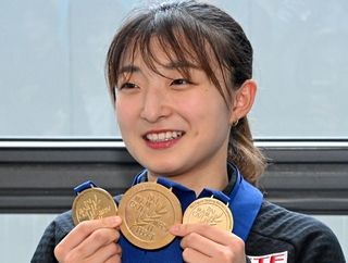 金メダルを手に報道陣の質問に答える坂本花織＝３月３１日午後、大阪府泉佐野市の関西空港（撮影・大田将之）