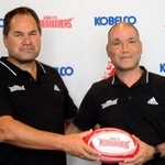 就任会見を行ったデイブ・レニーＨＣ（左、右は当時の福本正幸チームディレクター）＝２０２３年８月