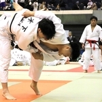 男子５人制決勝・関学大-龍谷大　内股を仕掛ける関学大の大将伊山豹生（中央）