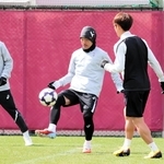 前年の雪辱に向け、前日の公開練習で調整する神戸の井手口（中央）＝いぶきの森球技場