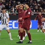 神戸－ＦＣソウル　前半、シュートを放つも決まらず、頭を抱える神戸の山川（左から２人目）＝ノエビアスタジアム神戸（撮影・丸山桃奈）