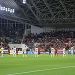 東日本大震災の犠牲者へ黙とうを捧げる両チームの選手たち＝ノエビアスタジアム神戸（撮影・丸山桃奈）