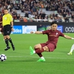 神戸－ＦＣソウル　前半、シュートを狙う神戸の佐々木（中央）＝ノエビアスタジアム神戸（撮影・丸山桃奈）