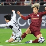 神戸－ＦＣソウル　後半、同点ゴールを決める神戸の大迫（右）＝撮影・丸山桃奈