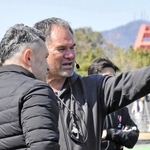 練習を見ながら話をするリーグワン１部神戸のデイブ・レニー・ヘッドコーチ（中央）＝神戸市東灘区のチームグラウンド