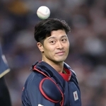 ６日の台湾戦で捕邪飛を捕球した坂本誠志郎捕手＝東京ドーム