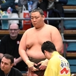 岡田との取組に臨む藪ケ崎＝８日、エディオンアリーナ大阪（撮影・高部洋祐）