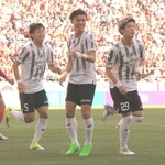 名古屋－神戸　前半１２分、頭で先制点を挙げた神戸の小松（２９）＝豊田スタジアム