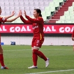 ＩＮＡＣ神戸-ちふれ埼玉　追加点を決めたＩＮＡＣ神戸の辻沢（中央）を祝福する大田（左）＝ノエビアスタジアム神戸