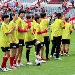 試合前練習の入場時に国際女性デーを祝福するミモザカラーのシャツを着用したＩＮＡＣ神戸イレブン＝ノエビアスタジアム神戸