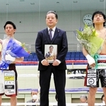 穴口一輝さんの遺影とともに引退のテンカウントゴングを聞く大橋哲朗（右）と小林豪己（左）。中央は真正ジムの山下正人会長＝８日、神戸市立中央体育館