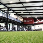広い人工芝エリアや最先端のトレーニング機材を備えるヴィッセルパフォーマンスセンター＝神戸市西区