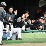 決勝・三菱重工Ｗｅｓｔ－日本製鉄瀬戸内　８回裏、５点目のホームを踏んだ拾尾（２２）を笑顔で迎える三菱重工Ｗｅｓｔナイン