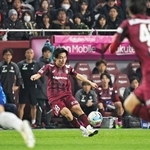 神戸－Ｇ大阪　後半、同点弾をアシストする神戸の浜崎＝１８日夜、神戸市兵庫区御崎町１、ノエビアスタジアム神戸（撮影・大田将之） 