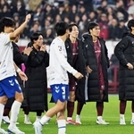 神戸－Ｇ大阪　Ｇ大阪にＰＫ戦の末に敗れてうなだれる神戸の選手たち＝１８日夜、神戸市兵庫区御崎町１、ノエビアスタジアム神戸（撮影・大田将之）