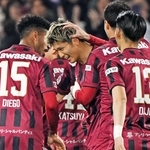 神戸－Ｇ大阪　前半、先制弾を決めて仲間に囲まれる神戸の小松＝１８日夜、神戸市兵庫区御崎町１、ノエビアスタジアム神戸（撮影・大田将之）