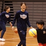 子どもたちと交流するイーグレッツの仲谷（中央）、若林（左）ら＝グリーンアリーナ神戸