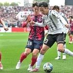 Ｃ大阪-神戸　前半、相手選手に囲まれながらも懸命にボールをキープする神戸の広瀬（２３）＝２２日、大阪市東住吉区のヨドコウ桜スタジアム（撮影・斎藤雅志）