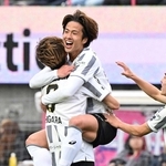 Ｃ大阪-神戸　後半、同点のゴールを決めて喜ぶ神戸の日高（中央）＝撮影・斎藤雅志