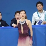 ミラノ・コルティナ冬季五輪で（奥左から）グレアム充子コーチ、中野園子コーチ、渡部文緒トレーナーに見送られ、リンク中央へ向かう坂本花織＝２月１９日、ミラノ