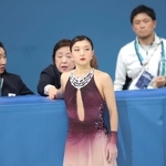 ミラノ・コルティナ冬季五輪で（奥左から）グレアム充子コーチ、中野園子コーチ、渡部文緒トレーナーに見送られ、リンク中央へ向かう坂本花織＝２月１９日、ミラノ