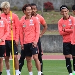 成長を遂げた神戸の日高（左から３人目）を先輩として支えてきた佐々木（右から２人目）＝１月１９日、沖縄県西原町