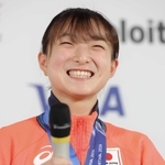 ミラノ・コルティナ五輪で銀メダルから一夜明けた感想を語る坂本花織＝２月２０日、ミラノ
