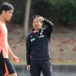 古巣神戸で指導する橋本英郎コーチ＝１月、沖縄・西原町民陸上競技場（撮影・吉田敦史）