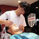 ヴィッセル神戸のクラブ仕様になった院内で歯を診てもらうＧＫ前川（手前）＝神戸市中央区琴ノ緒町５