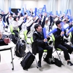 全国選抜ラグビー大会で、神戸高の選手がトライを決めて喜ぶ生徒や教諭、ＯＢら＝神戸市灘区