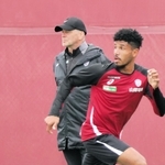 古巣との初対戦を前に、選手のプレーを見守る神戸のスキッベ監督（奥）。手前は貢献を誓うジエゴ＝２５日、いぶきの森球技場