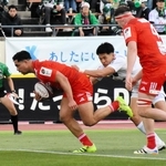 神戸-相模原　前半にトライを決める神戸のＣＴＢレイナートブラウン＝神戸市須磨区、ユニバー記念競技場