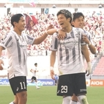 名古屋－神戸　前半１２分、頭で先制点を挙げた神戸の小松（２９）＝豊田スタジアム