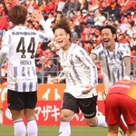 名古屋－神戸　後半４３分、左足で３点目となるミドルシュートを決め、喜ぶ神戸の永戸（中央）＝豊田スタジアム