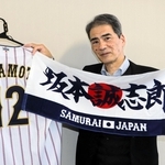 侍ジャパンの坂本誠志郎捕手にエールを送る父龍二さん＝養父市八鹿町八鹿