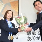 宝塚市の森臨太郎市長（右）から花束を受け取る三浦璃来（撮影・大田将之）