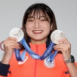 ミラノ五輪で獲得したメダルを手に笑顔を見せる坂本花織＝７日午後、大阪市中央区（撮影・中田匡峻）