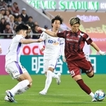 神戸-広島　前半、シュートを打つ小松（右）＝ノエビアスタジアム神戸（撮影・鈴木雅之）