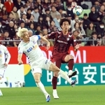 神戸-広島　前半、ゴール前で相手選手と競り合う神戸の日高（右）＝ノエビアスタジアム神戸（撮影・鈴木雅之）