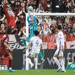 神戸-広島　前半、ゴール前の浮き球をキャッチする神戸の前川（中央奥）＝ノエビアスタジアム神戸（撮影・鈴木雅之）