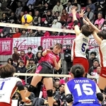 姫路－刈谷　第５セット、相手のブロックに苦しんだ姫路の野中（中央奥）＝姫路市、ヴィクトリーナ・ウインク体育館