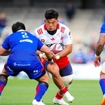 静岡-神戸　前半、突進する神戸のプロップ具智元（中央）＝©　ＫＯＢＥ　ＳＴＥＥＬ，　ＬＴＤ．