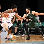 神戸-福岡　第２クオーター、福岡の攻撃の前に神戸のチャイルズ（右）が立ちはだかる＝ジーライオンアリーナ神戸（撮影・大田将之）