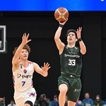 神戸-福岡　第２クオーターの終了間際、神戸の笹倉（３３）がシュートを決める＝ジーライオンアリーナ神戸（撮影・大田将之）