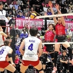 姫路－刈谷　第５セット、相手の強打に苦しみながら応戦する姫路の大島（８）とトドロヴァ（７）＝姫路市、ヴィクトリーナ・ウインク体育館