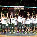 西地区優勝を決め、歓喜する神戸の選手たち（撮影・大田将之）